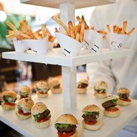 Poner mini hamburguesas para los entrantes o el coctel - 1