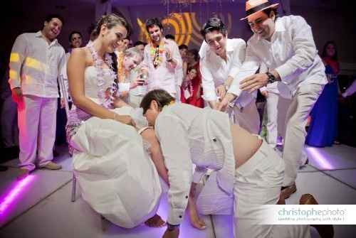 Novio quita la liga a la novia