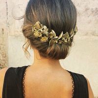 Tocado con un vestido de pedrería en la espalda - 2