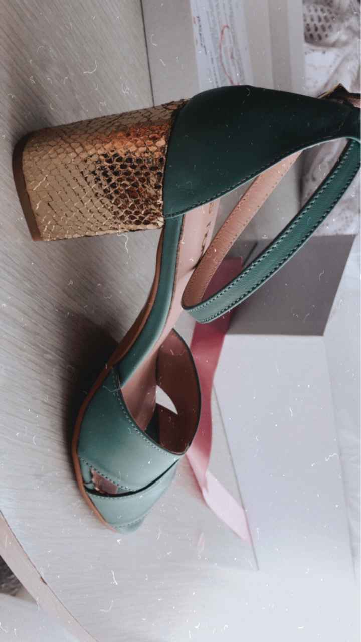 Zapatos grabados con fecha 2020 - 2