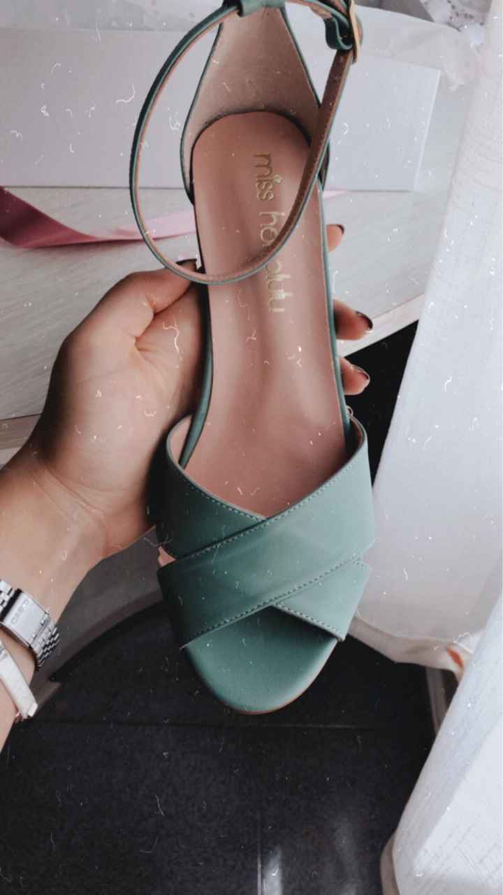 Zapatos grabados con fecha 2020 - 3
