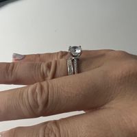Combinar alianza con anillo de compromiso - 2