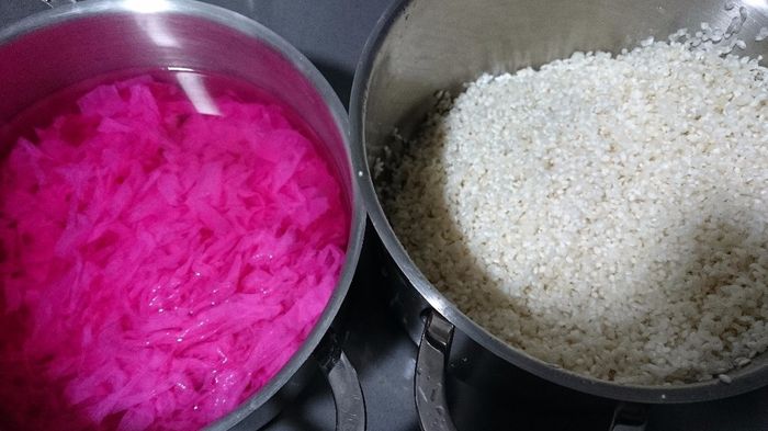 Diy conitos de arroz teñidos con papel crepé 2