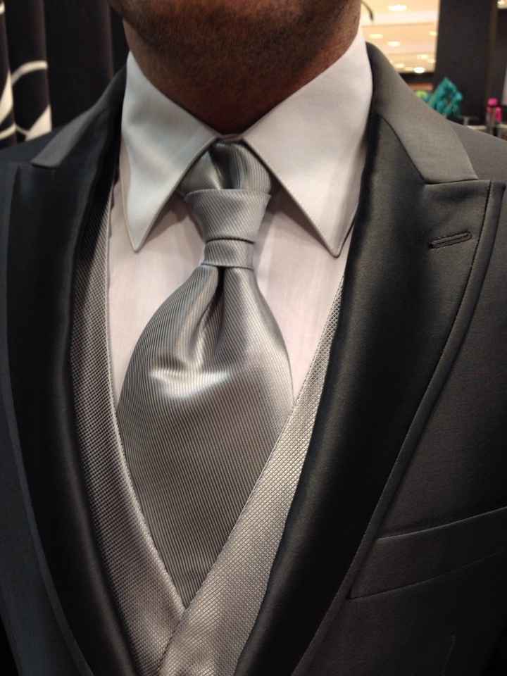 Trajes de novio, ¿por que tienen que brillar mas que el papel de aluminio? - 1