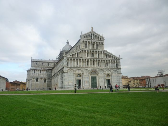 Dia 11- Tumbados en el cesped de Pisa