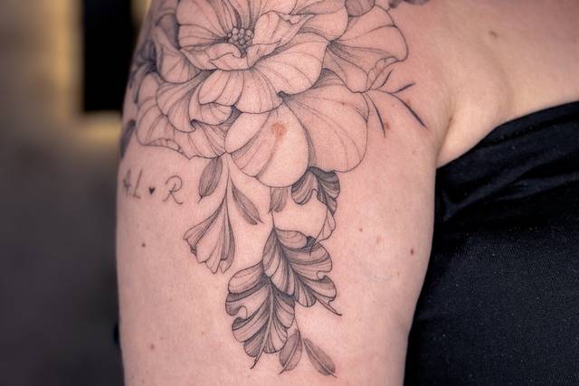 Pieza floral para hombro.