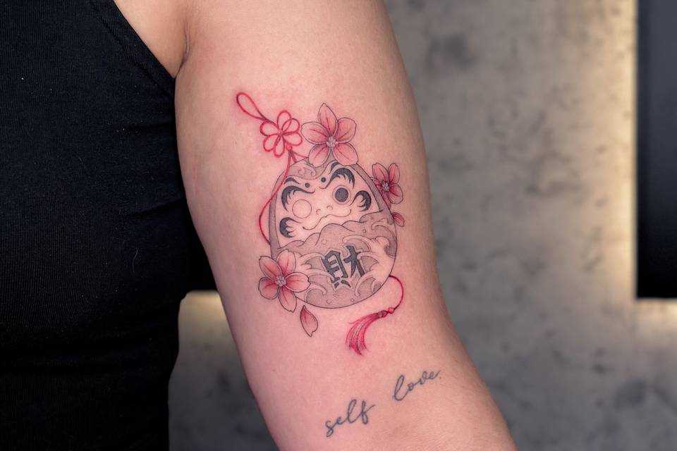 Daruma negro y rojo.
