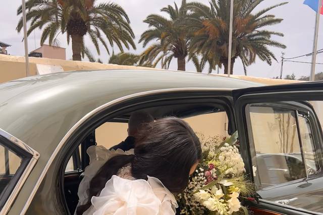 Novia, vestido y coche clásico