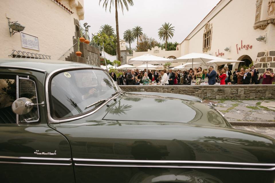Coche entrada novios banquete