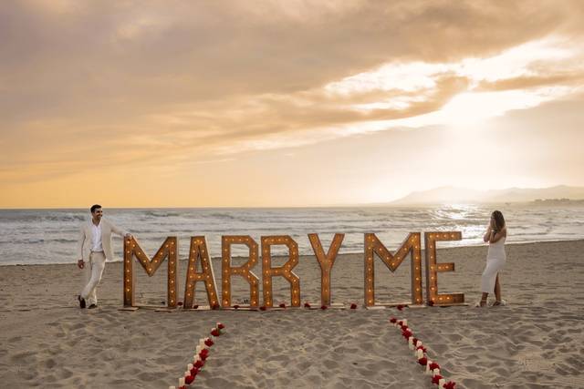 Letras MARRY ME al atardecer