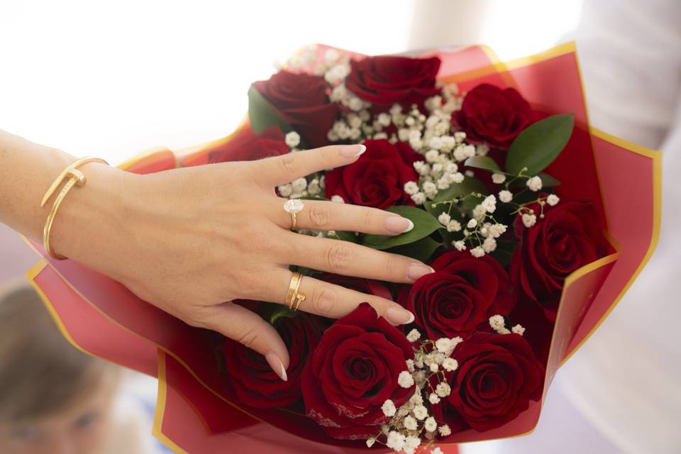 Anillo y ramo de rosas rojas
