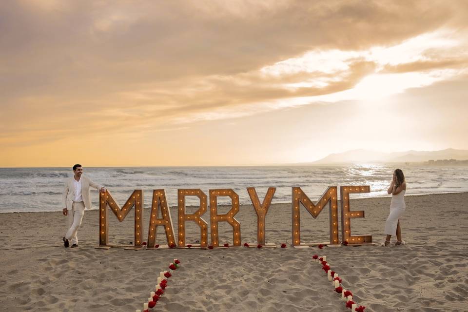 Letras MARRY ME al atardecer