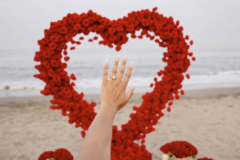 Corazón de rosas en la playa