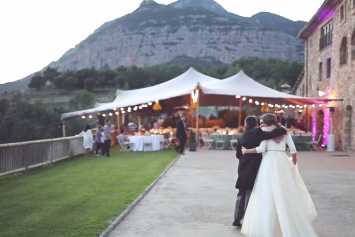 Carpa veleo en las montañas