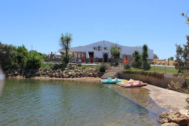 Lago y barcas
