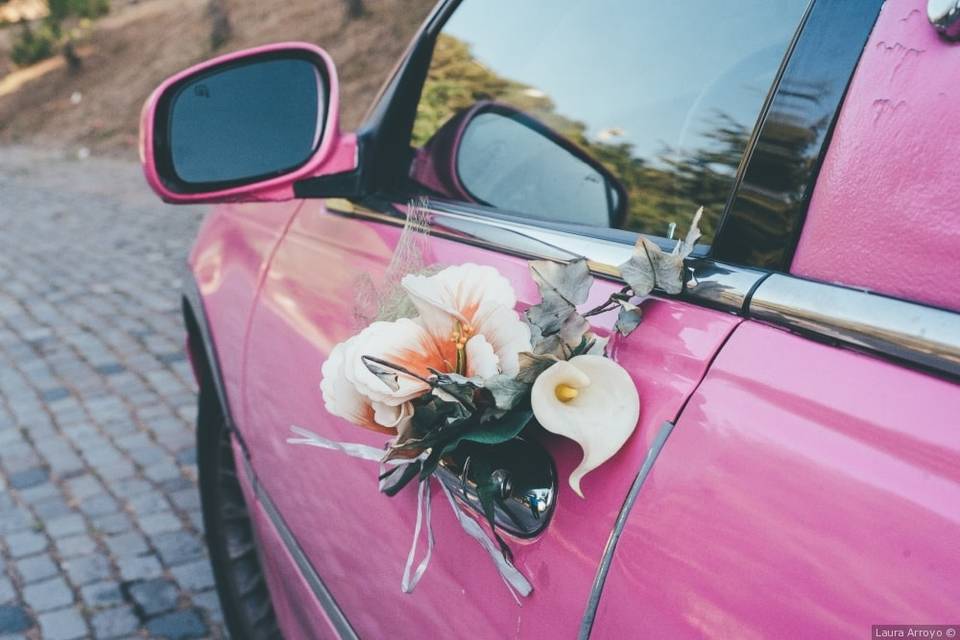 Ford Lincoln rosa con flores