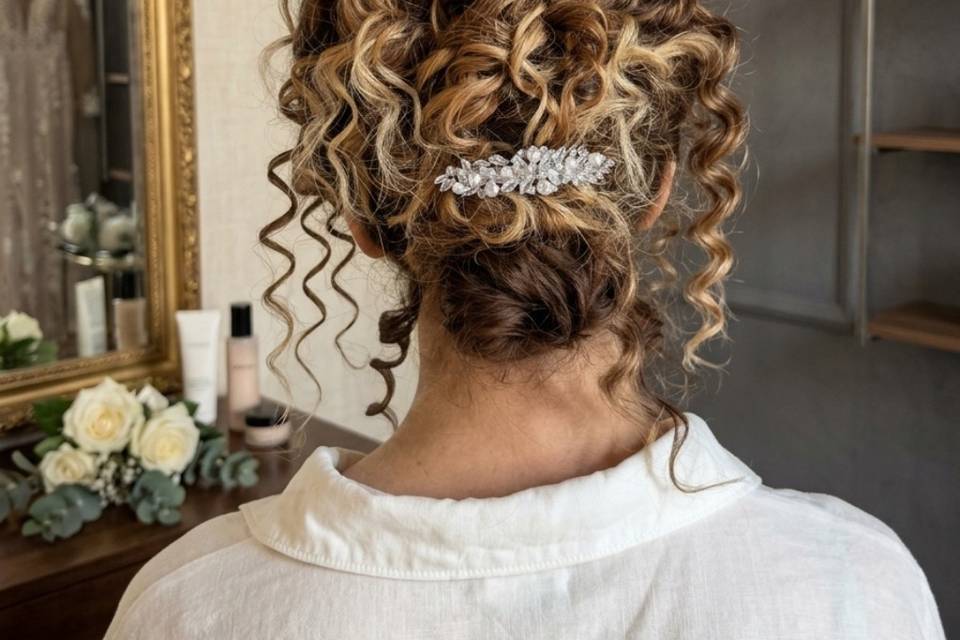 Recogido bajo pelo rizado