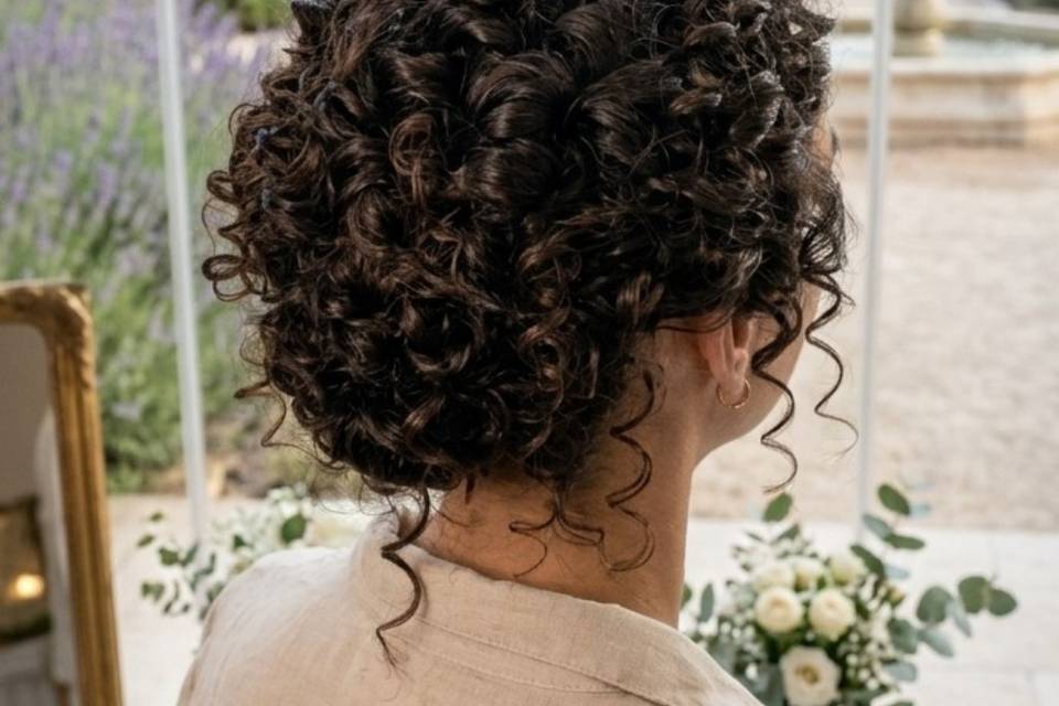 Recogido cabello rizado