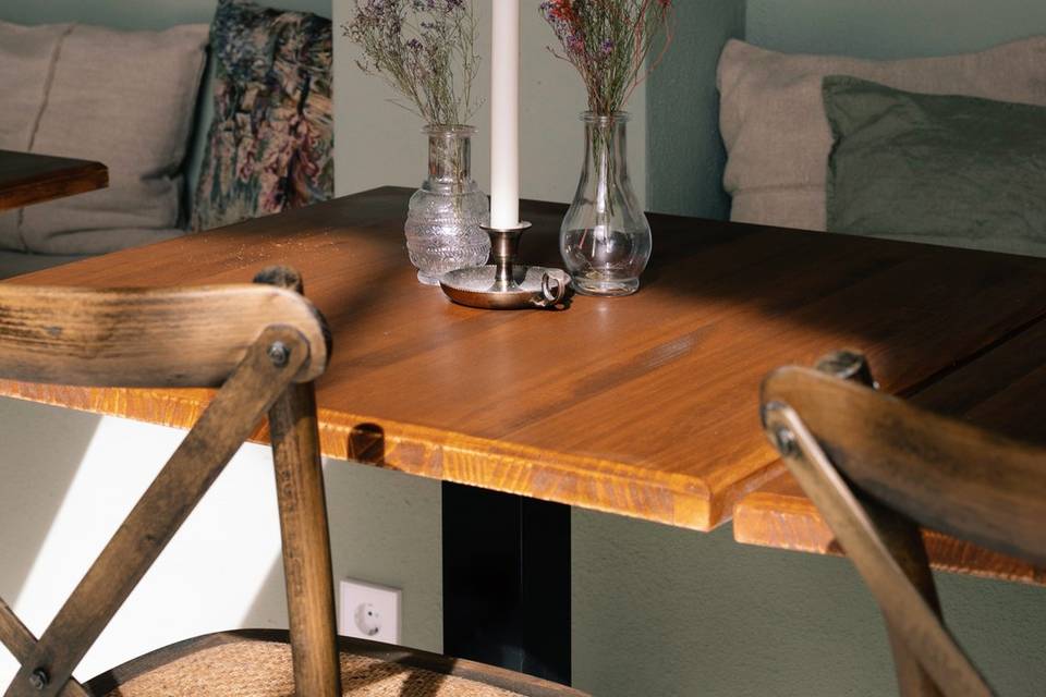 Detalle de mesa y sofá