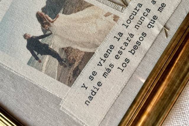 Marco textil con frase y flor