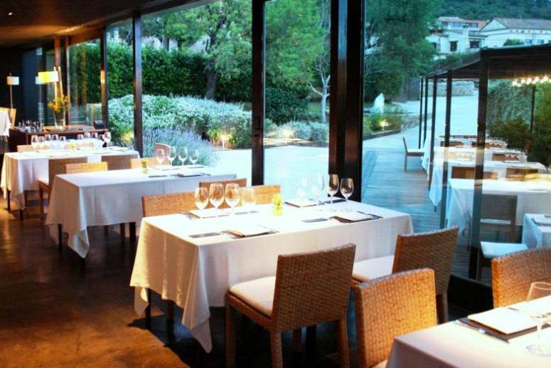 Restaurante con vistas al jardín