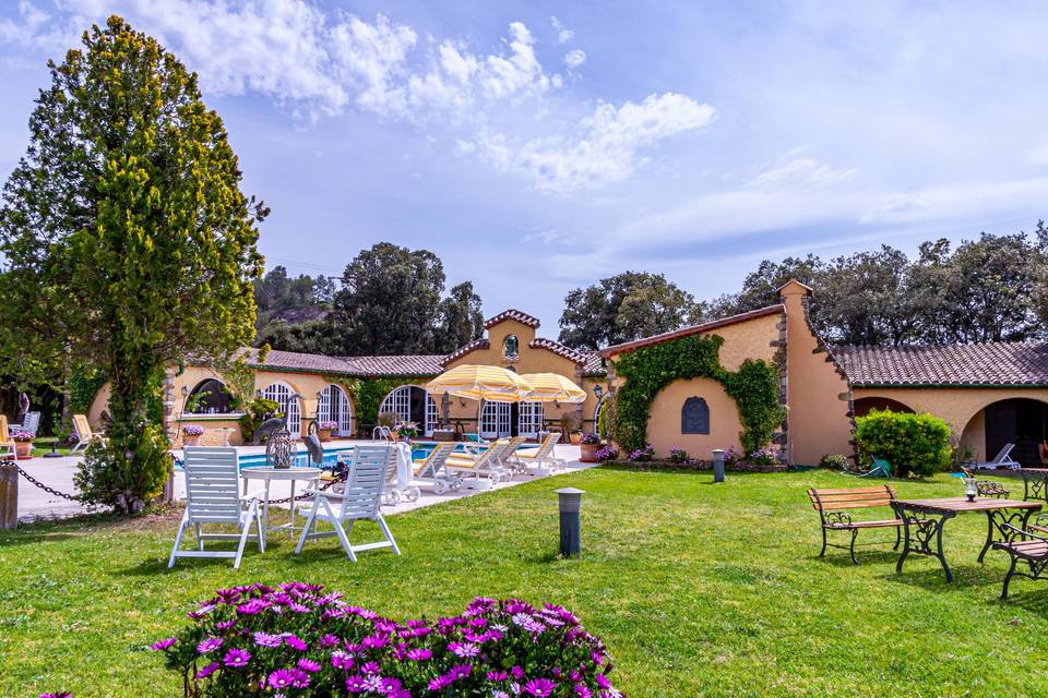 Jardín zona de la piscina