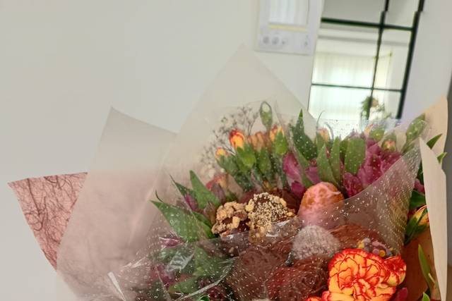 Ramo flores frescas y fresas