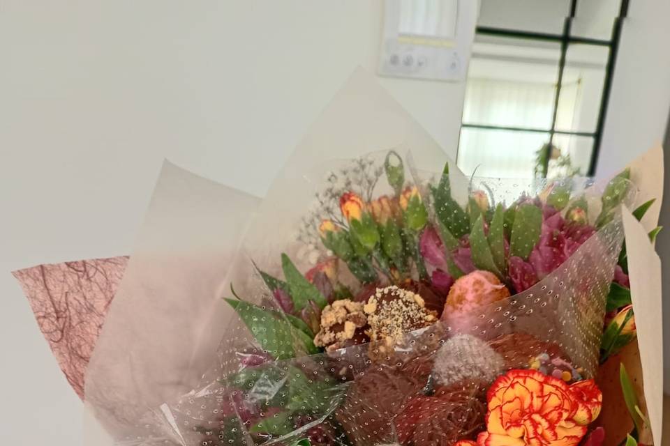 Ramo flores frescas y fresas