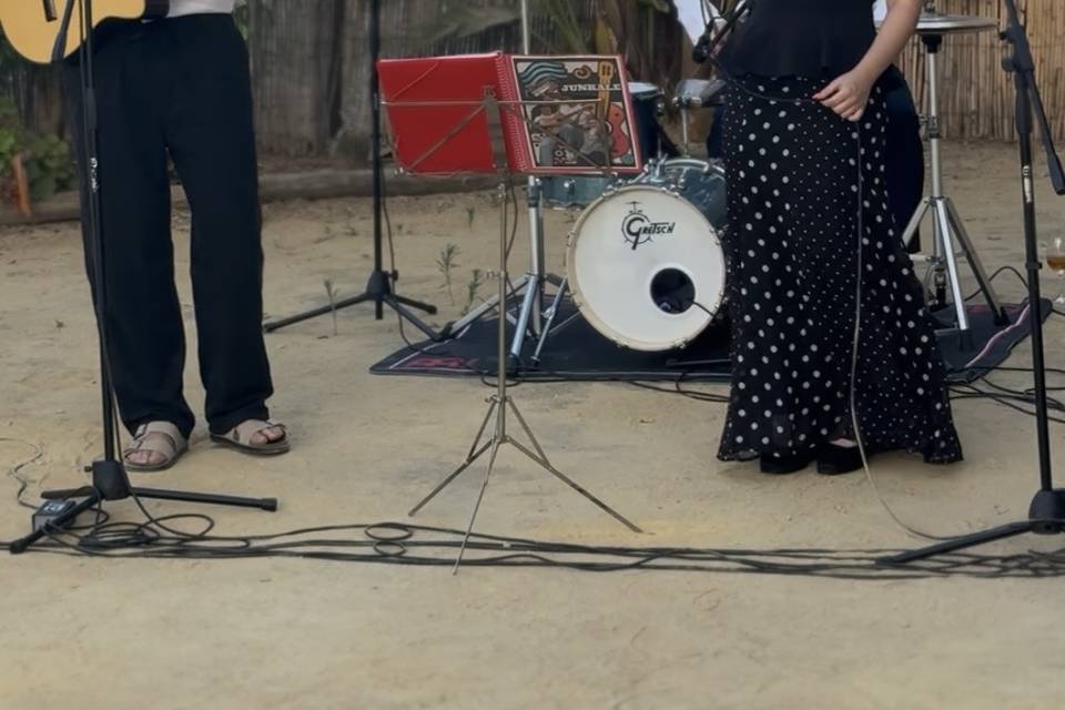 Con equipo de sonido