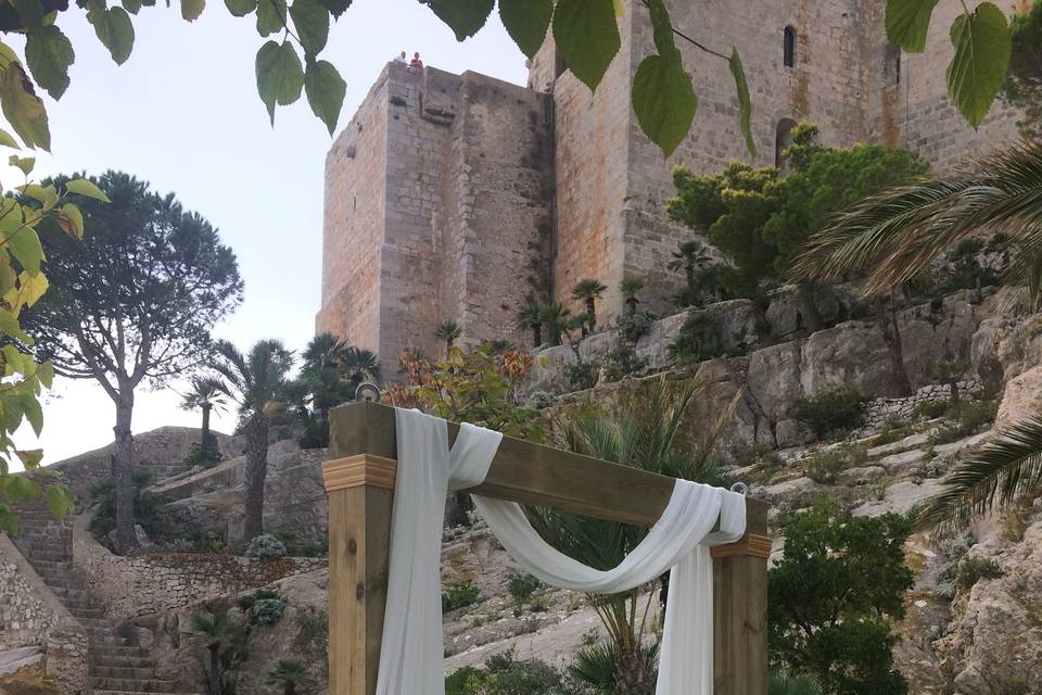 Arco de madera en jardines