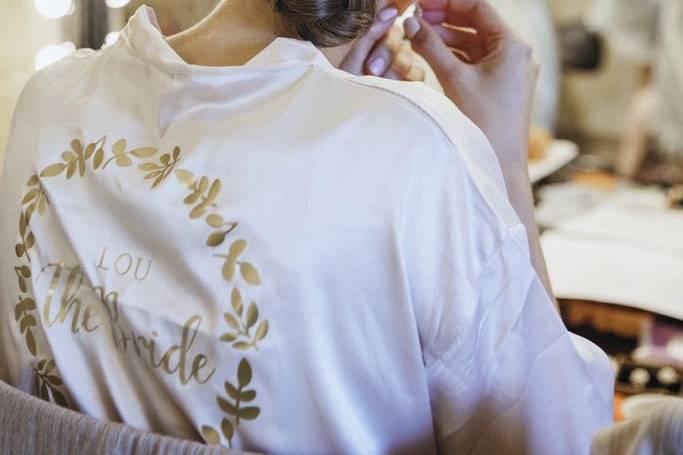 Detalle de preparativos de novia