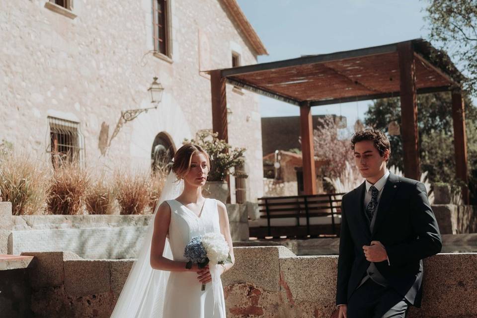 Novios en frente masia
