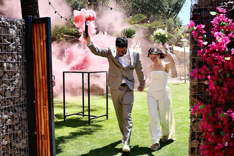 Novios entrando a aperitivo