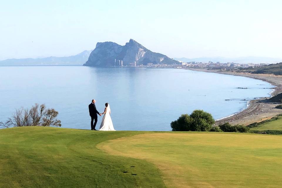 Novios en campo de golf