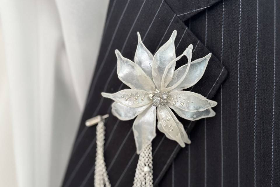Boutonnière floral con visillo