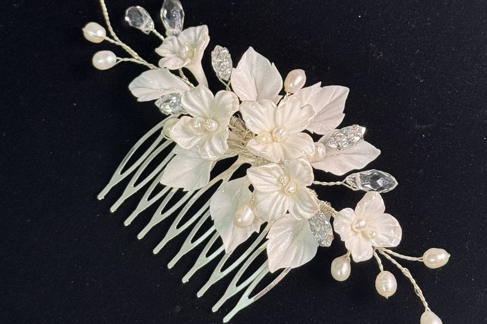 Peineta floral con perlas
