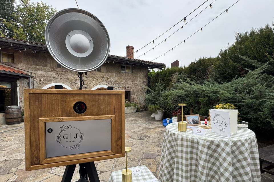 Fotomatón y mesa de firmas