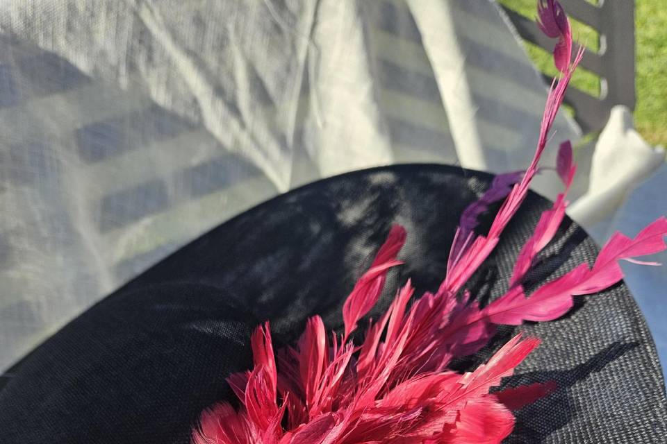 Pamela negra plumas burdeos