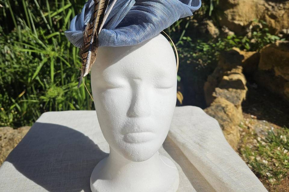 Tocado sinamay y pluma
