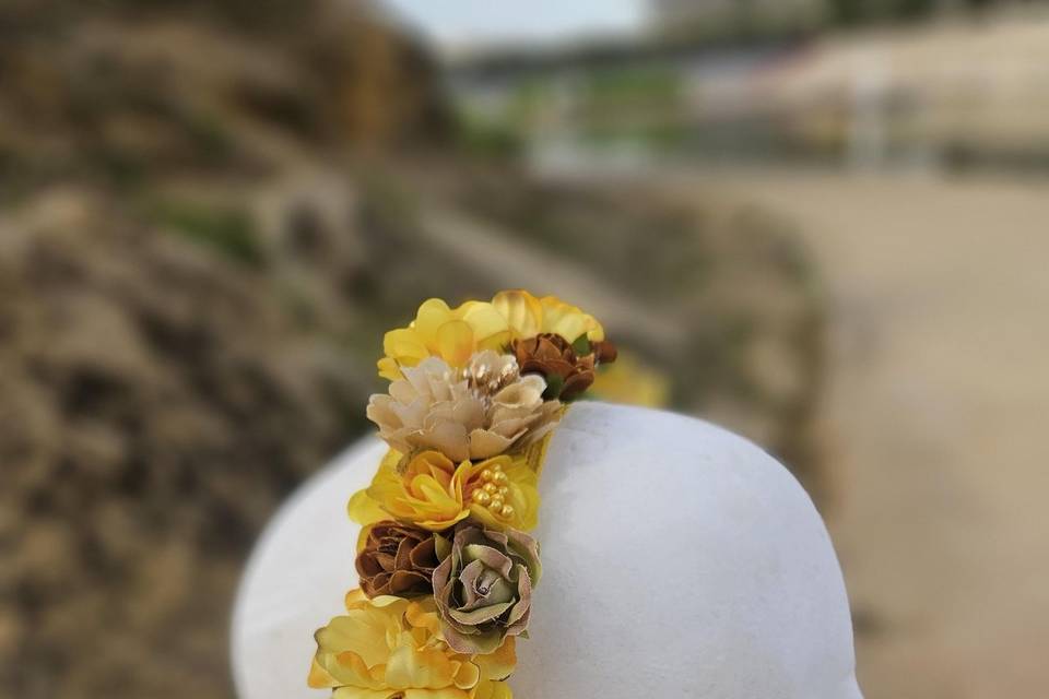 Diadema flores amarilla marrón