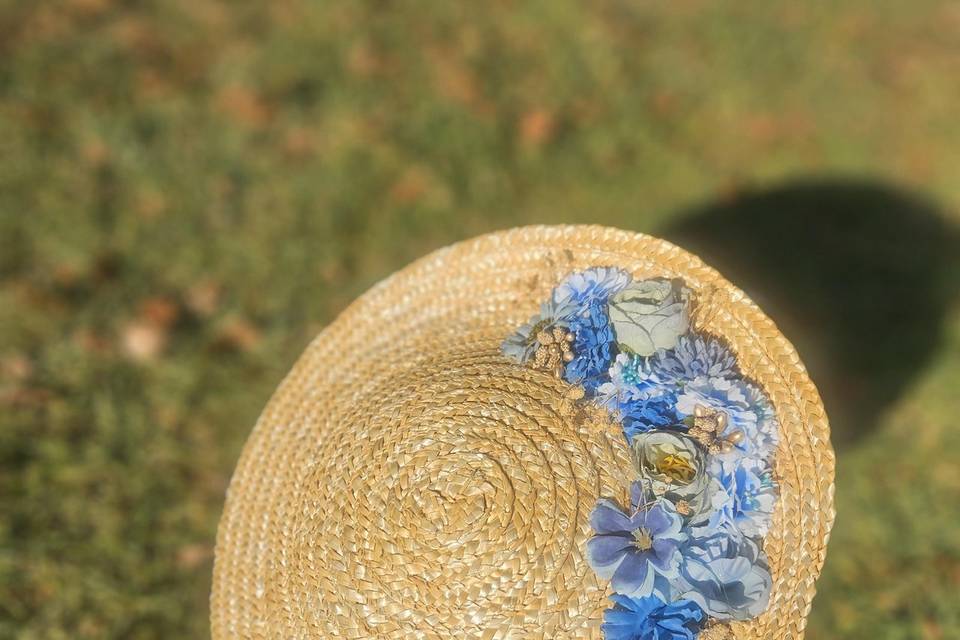 Pamela tocado flores azules