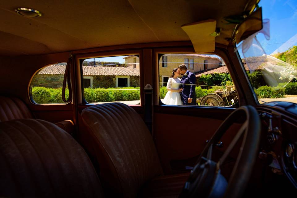 Novios en el coche