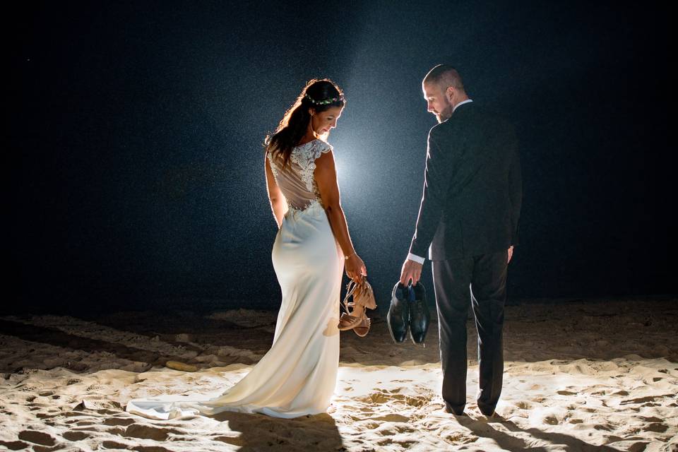 Postboda en la playa de noche