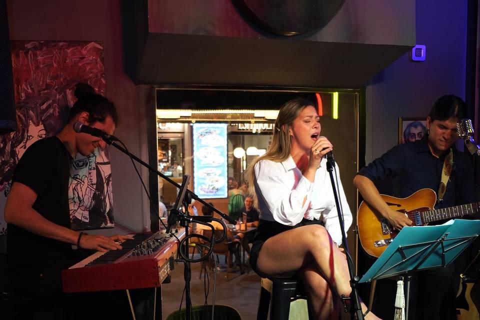 Trio piano, voz, guitarra