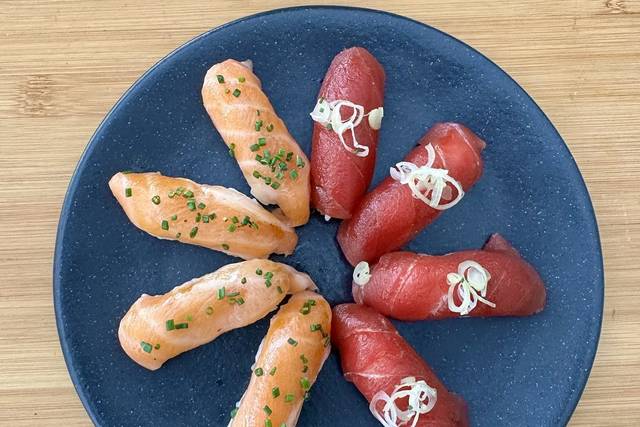 Nigiris de atún y salmón, cortados a mano y presentados con el mimo de nuestro equipo: un bocado delicado para chuparse los dedos.