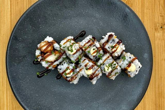 Nuestros exquisitos rolls artesanales, bañados en una fina salsa agridulce y coronados con sésamo y cebollino fresco: una explosión de sabor y color para sorprender a tus invitados.
