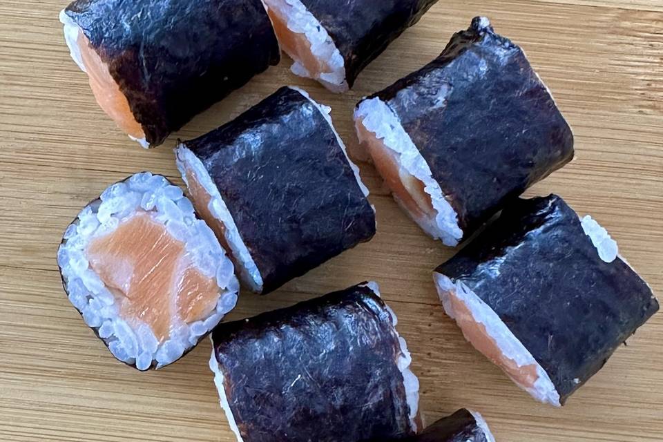 Maki de salmón, con su nori crujiente envolviendo un centro jugoso y fresco: sencillo, elegante y siempre un acierto seguro.
