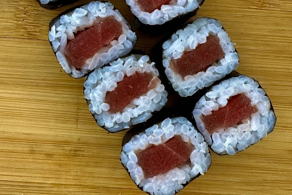 Clásicos makis de atún rojo, con su nori crujiente envolviendo un interior jugoso de arroz y atún fresco: la esencia más pura y tradicional del sushi.