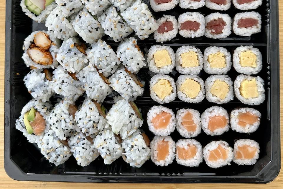 Otra irresistible selección combinada de rolls de tamago, atún y sésamo, lista para servir directamente desde su caja, sin perder ni un ápice de frescura.