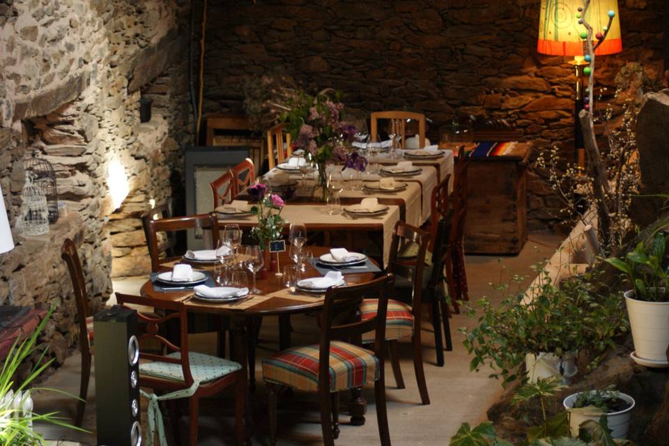 Comedor en la sala de piedra